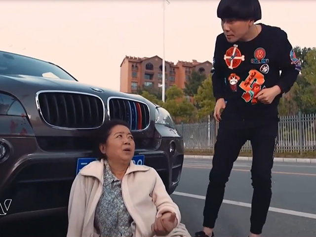 Video Clip Cười - Đỉnh cao "ăn vạ" là phải biết chọn đúng đối tượng