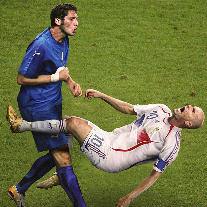 Materazzi húc đầu vào ngực Zinedine Zidane ở World Cup 2006.