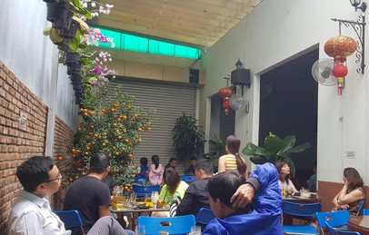 Quán cà phê của bà Tình vẫn đón nhiều khách trong lúc đang cách ly xã hội