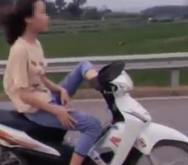 Nữ sinh 16 tuổi điều khiển xe máy bằng chân.