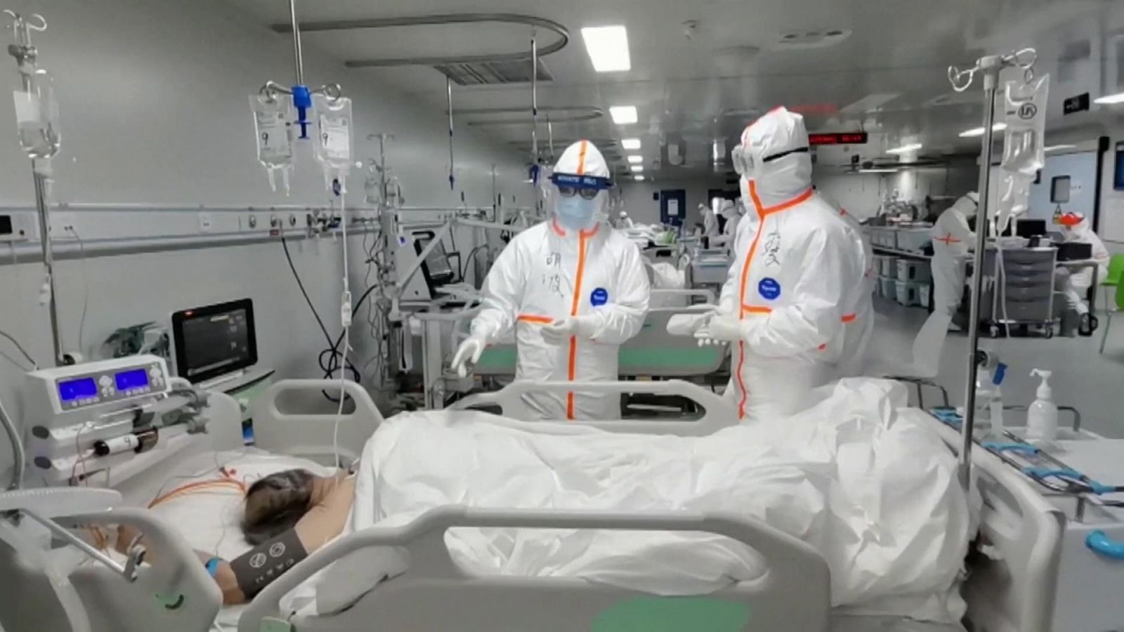 Các y bác sĩ điều trị cho bệnh nhân nhiễm Covid-19 tại Bệnh viện Hỏa Thần Sơn. Ảnh: Sky News