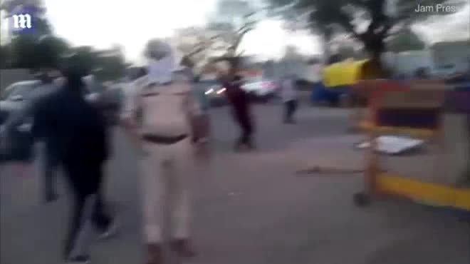 Video: Khoảnh khắc cảnh sát Ấn Độ bị chặt đứt tay tại chốt kiểm dịch Covid-19