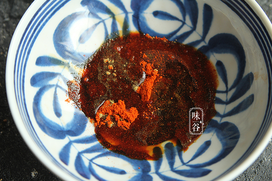 Trộn hết hỗn hợp gia vị vào một cái bát.