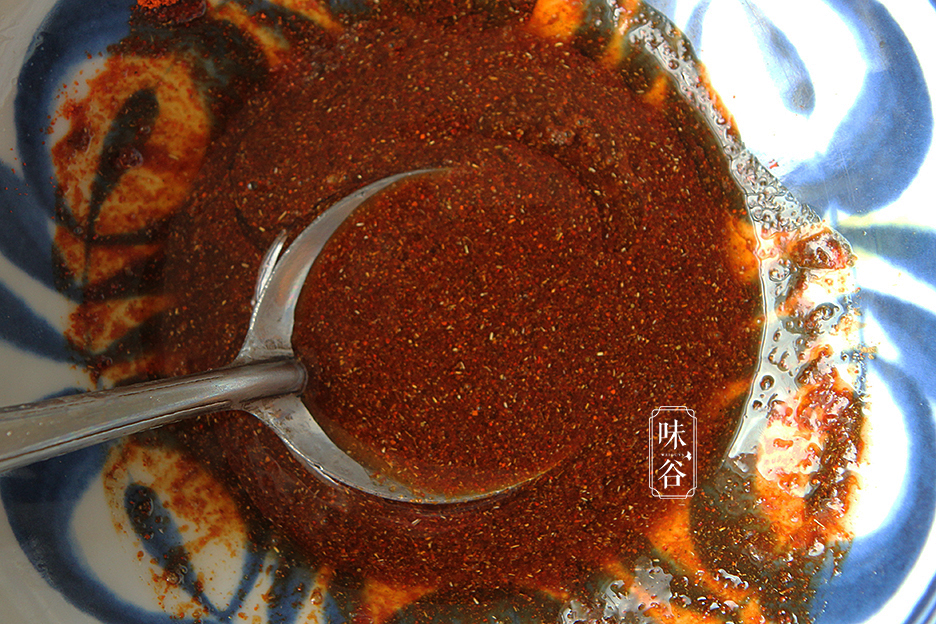  Gia vị có thể thêm bớt tùy theo sở thích, nên làm nước sốt hơi mặn một chút để ăn cùng với cơm. Nếu không thích cay thì bạn có thể bớt lượng bột ớt lại.