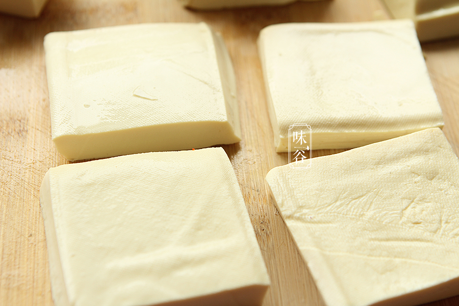 Cắt đậu phụ thành những miếng hình chữ nhật, có độ dày khoảng 1 cm. Lưu ý không nên mua đậu phụ non vì sẽ nó rất dễ nát.