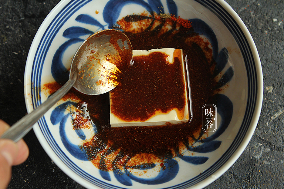  Nhúng đậu phụ vào nước sốt.