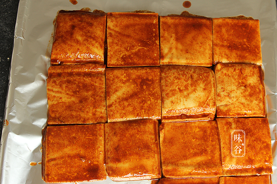 Khay nướng có lót giấy bạc, phết một lớp dầu và đặt đậu phụ lên. Xếp từng miếng đậu phụ sát nhau, dùng tăm chấm nhiều lỗ nhỏ bên trên. Làm nóng lò nướng ở 200 độ, nướng trong 25 phút.