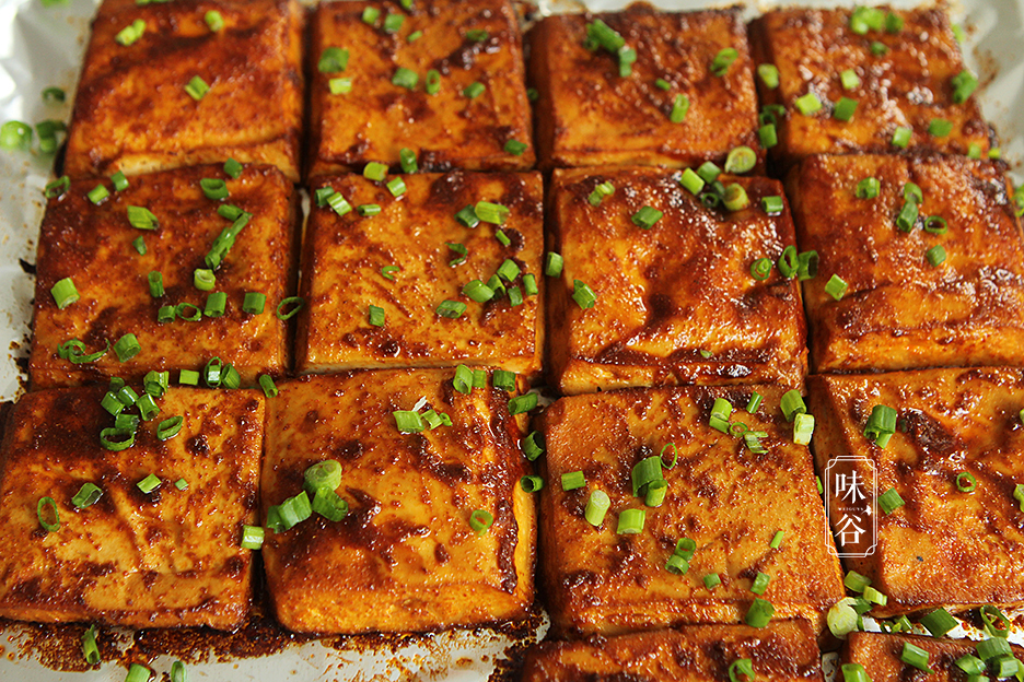 Lấy khay nướng ra, phết nước sốt lên từng miếng đậu một lần nữa, cho vào lò nướng tiếp trong 10 phút là hoàn thành.