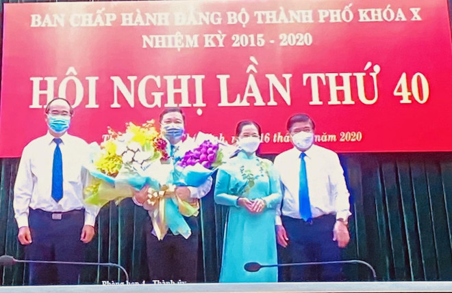 Ủy viên Bộ Chính trị, Bí thư Thành ủy TP.HCM Nguyễn Thiện Nhân trao quyết định cho ông Dương Anh Đức