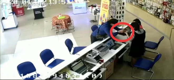 Thời điểm gã đàn ông giả vờ tìm kiếm để "ảo thuật"