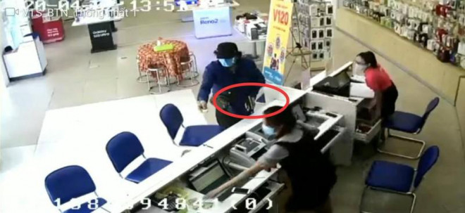 Người đàn ông vào cửa hàng