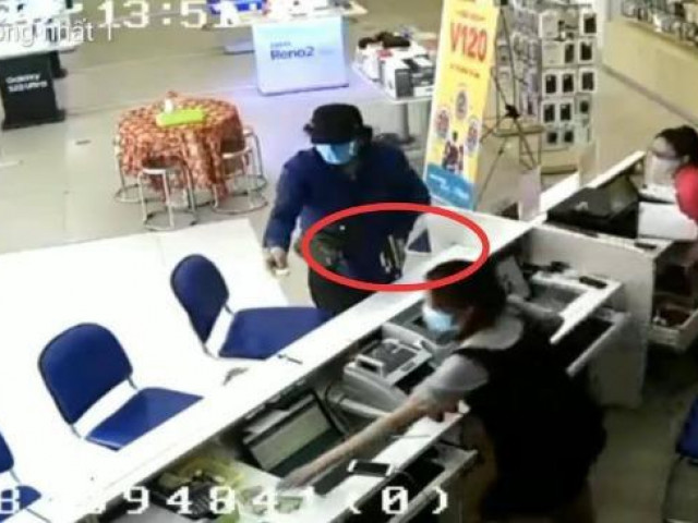 Pháp luật - Clip ghi cảnh người nước ngoài 'ảo thuật' lấy tiền 1 cửa hàng