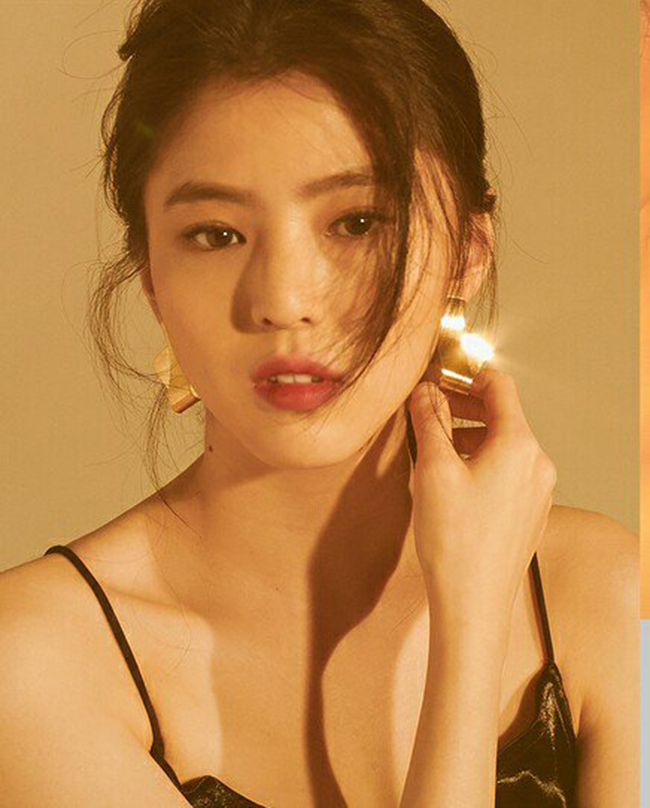 Han So Hee được nhận xét mang vẻ đẹp sắc sảo, lạnh lùng hơn so với đàn chị Song Hye Kyo.