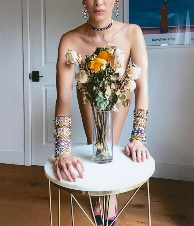 Bella Hadid chụp ảnh cho tạp chí Vogue Italia ngay tại nhà.