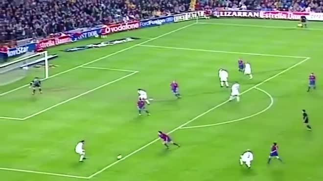 “Phản đồ” Figo và chiếc thủ lợn chấn động châu Âu (video siêu kinh điển Barca - Real)