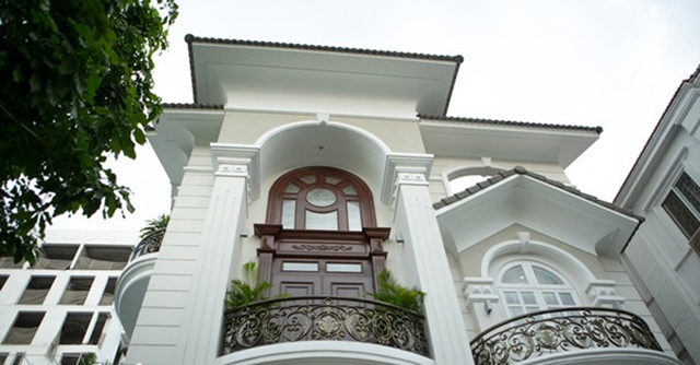 "Hoa hậu giàu nhất VN" xây biệt thự dát vàng lộ cuộc sống sang chảnh khiến ai cũng choáng - 2