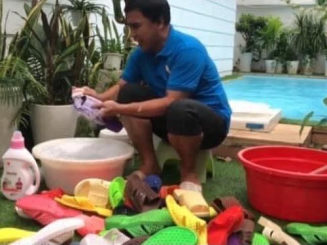 Thời trang - MC Quyền Linh mang dép tổ ong ra lau chùi, khoe "gia tài" trong biệt thự 22 tỷ đồng