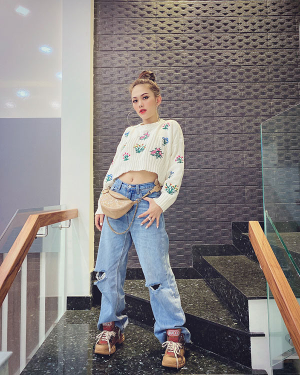 Hồng Hoa Đinh là thương hiệu thời trang nữ, phong cách thời trang chủ đạo của shop là trẻ trung, năng động, có phần đáng yêu, phù hợp với những bạn nữ trẻ tuổi ưa thích phong cách đáng yêu.