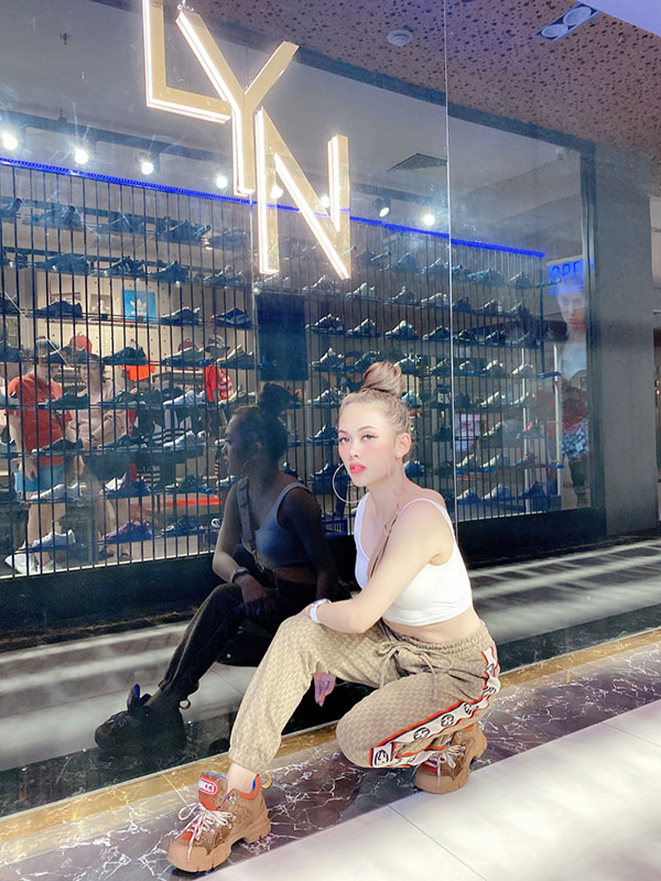 Bà chủ Đinh Thị Hồng Hoa tự làm mẫu ảnh cho chính những sản phẩm của mình