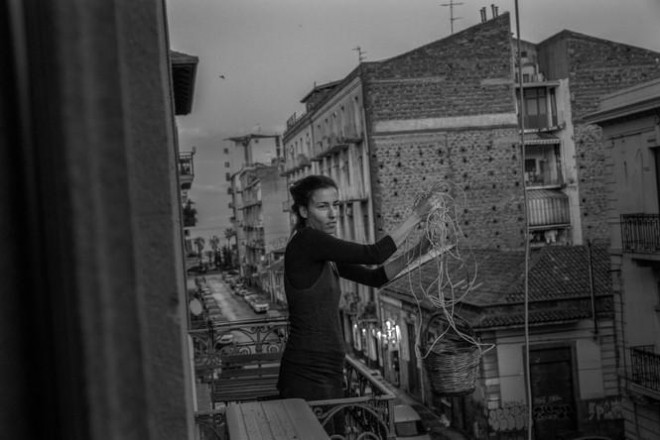 Nhiếp ảnh gia người Ý kể nhật ký cách ly khi sống cùng bạn gái mắc COVID-19 - 7