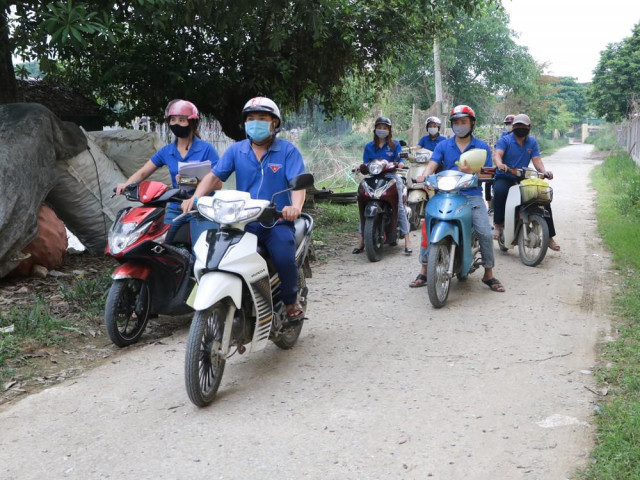 Bạn trẻ - Cuộc sống - Nghỉ học vì COVID-19, các "shipper áo xanh" mang bài đến tận nhà cho học sinh