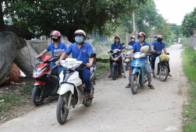 Những "shipper áo xanh" đi giao những món hàng đặc biệt là những bài tập cho các em học sinh vùng khó khăn.