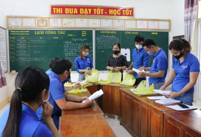 Nghỉ học vì COVID-19, các "shipper áo xanh" mang bài đến tận nhà cho học sinh - 2