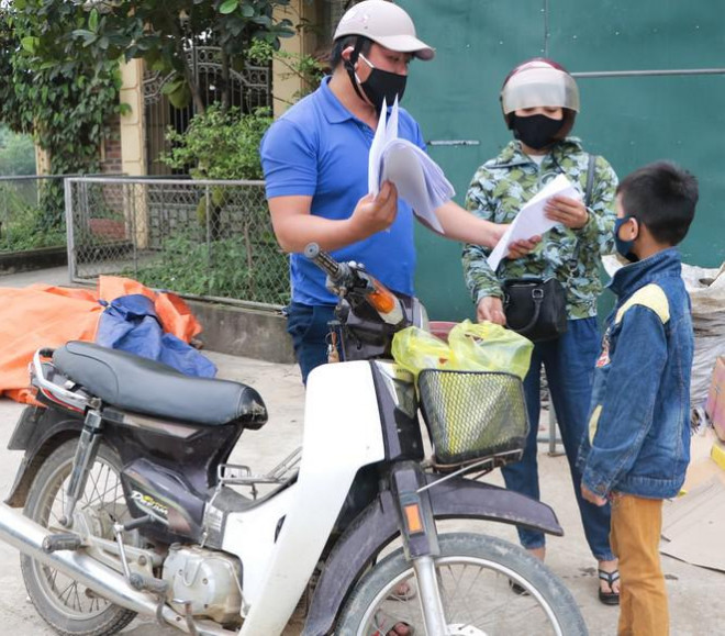 Nghỉ học vì COVID-19, các "shipper áo xanh" mang bài đến tận nhà cho học sinh - 6