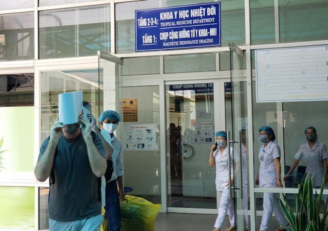Bệnh nhân 22 và 23 người Anh xuất viện sau khi điều trị khỏi Covid-19 tại Bệnh viện Đà Nẵng. Ảnh: Tâm An