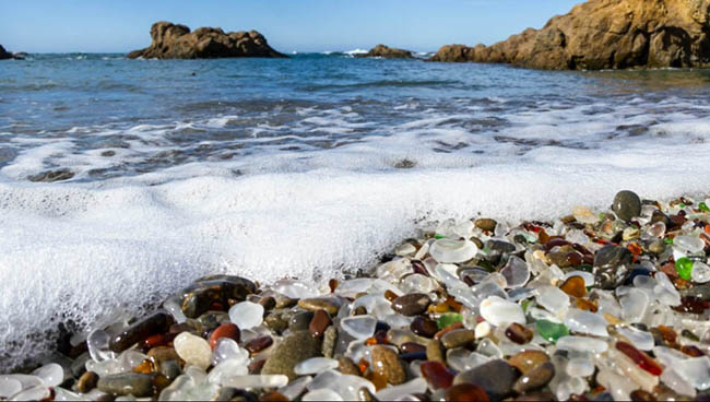 Bãi biển thủy tinh, California, Hoa Kỳ: Bãi biển này hình thành bởi những lớp rác thủy tinh được đổ tại đây trong nhiều năm. Theo thời gian, những con sóng đã mài mòn mọi thứ thành những viên sỏi đầy màu sắc. 
