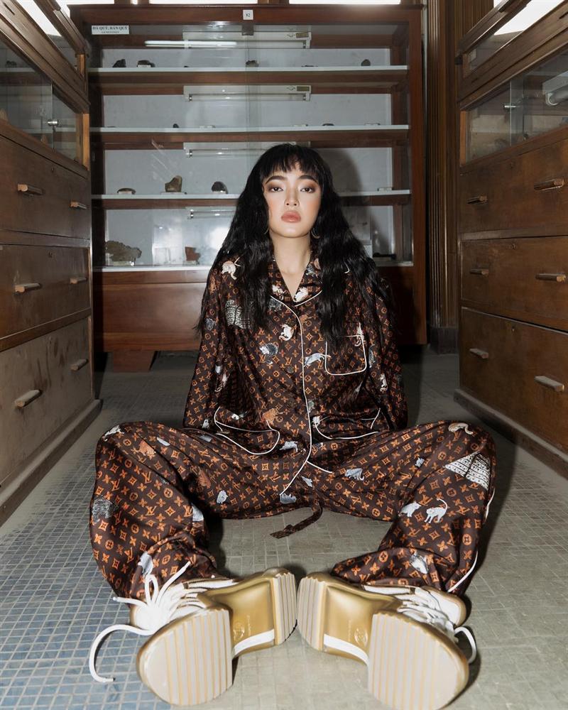 Fashionista Khánh Linh mua đồ ngủ Louis Vuitton 70 triệu để diện khi cách ly - 4