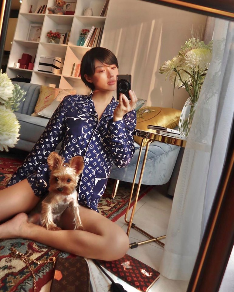 Fashionista Khánh Linh mua đồ ngủ Louis Vuitton 70 triệu để diện khi cách ly - 1