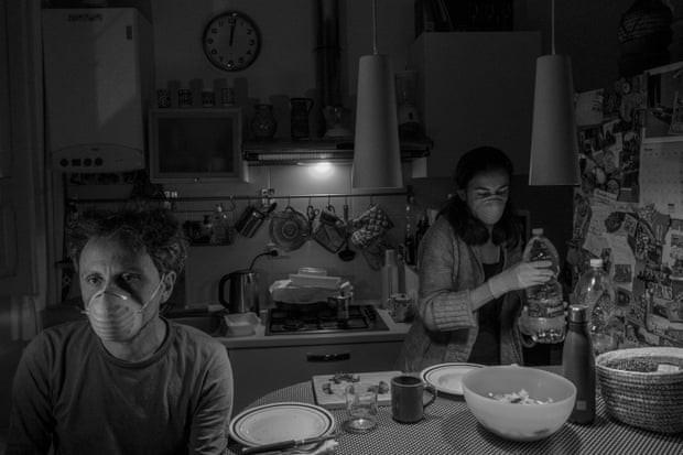 Nhiếp ảnh gia người Ý kể nhật ký cách ly khi sống cùng bạn gái mắc COVID-19 - 3