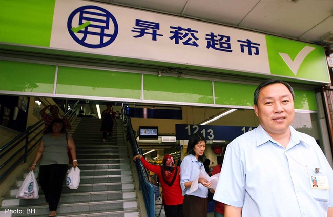 Hơn 35 năm sau, các thành viên gia đình ông điều hành 61 siêu thị trên khắp Singapore.