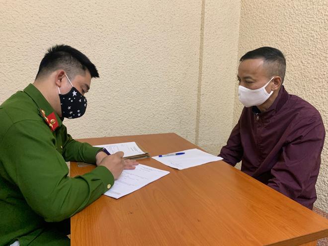 Cơ quan Công an lấy lời khai đối tượng Đào Đức Tân.