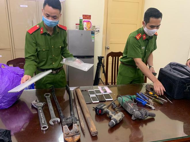 Kìm cộng lực, tuốc-nơ-vít, máy khoan được sử dụng để phá cửa và các tang vật bị thu giữ.