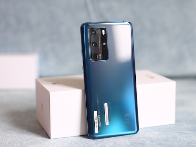 ”Đập hộp” Huawei P40 Pro phiên bản xanh biển sâu với mặt kính bóng