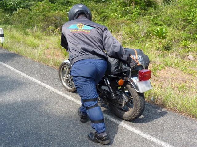 Thế giới xe - 3 mẹo nhỏ đối phó với tình huống xe máy hết xăng dọc đường