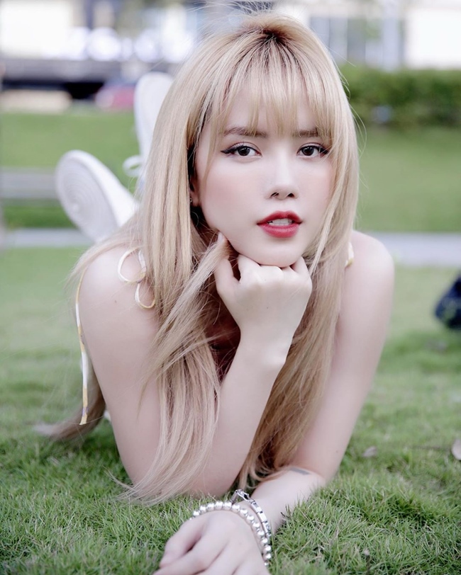 Khi được khuyên nên thay đổi phong cách, giọng ca &#34;Triệu lý do&#34; cho rằng bản thân cô không có phong cách giống Lisa, chỉ do có mái tóc giống nên nhiều người mới nhầm lẫn.