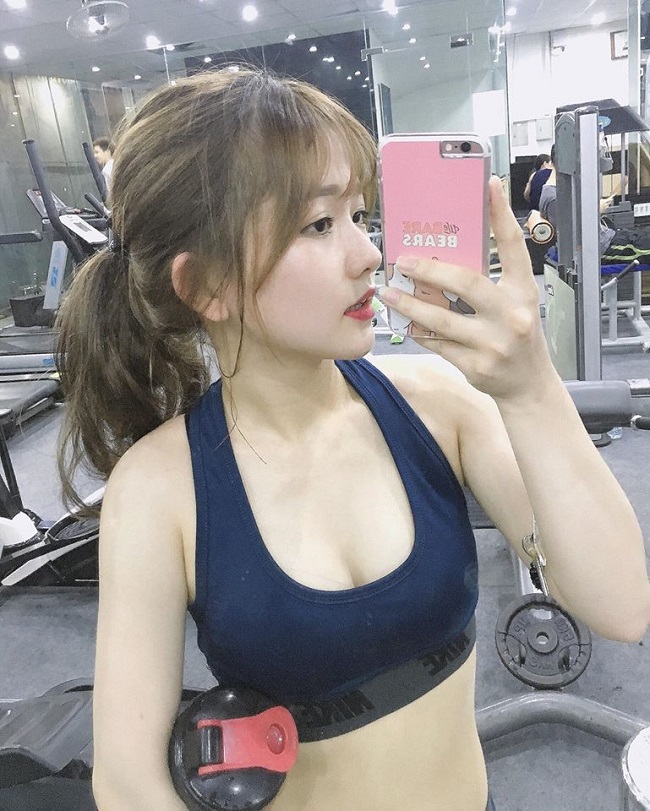 Về việc tập cho vòng 1, Thùy Trang khẳng định tập gym không ảnh hưởng nhiều tới số đo, quan trọng là tập cho cơ ngực phát triển và dày hơn, ngực cũng sẽ săn chắc và cao hơn