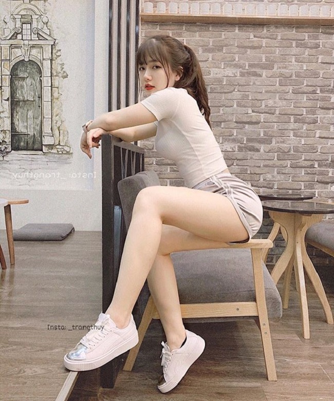 Kết quả, số đo vòng 1 của Thùy Trang đã tăng từ 74cm lên 80cm, giúp tổng thể body cân đối. Mặc dù chỉ cao &#34;ba mét bẻ đôi&#34; nhưng cô nhận được vô vàn lời khen ngợi về ngoại hình.&nbsp;