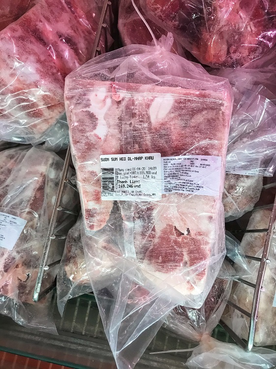 Trong ảnh là sườn heo đông lạnh nhập khẩu giá bán tại siêu thị: 109.900 đồng/kg.