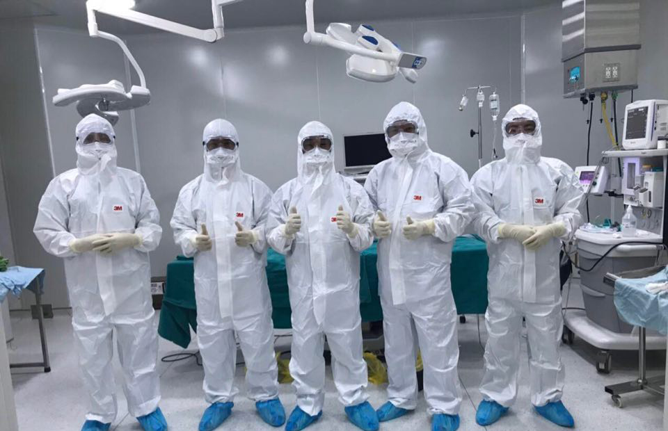 Các bác sỹ Bệnh viện đa khoa Mê Linh sẵn sàng vào ca phẫu thuật cho bệnh nhân.