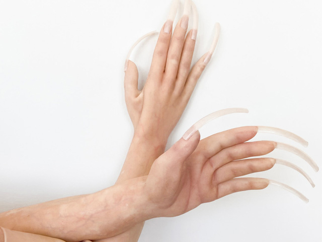 Thời trang - Găng tay da người đính móng vuốt: Sáng tạo hay dị hợm?