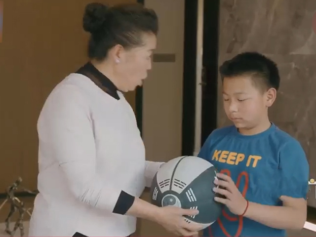 Video Clip Cười - Hai người lớn bị một đứa trẻ con lừa