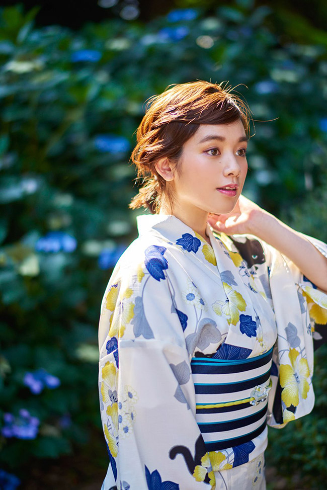 Phong cách dịu dàng, nữ tính của Miwako toát lên trong bộ kimono trẻ trung.