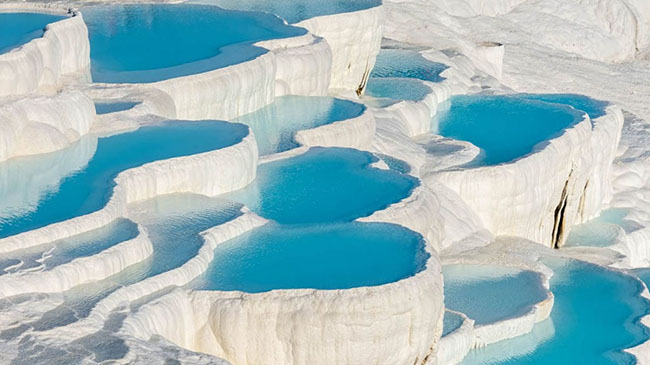 Pamukkale, Thổ Nhĩ Kỳ: Đây là một di sản thế giới tuyệt đẹp của UNESCO ở phía tây nam Thổ Nhĩ Kỳ. Thác nước từ suối tự nhiên chảy xuống ruộng bậc thang màu trắng và tạo thành những hồ nước nóng tuyệt vời. 
