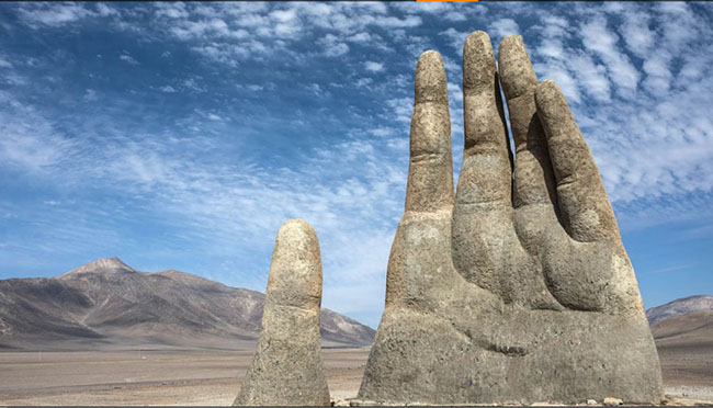 Bàn tay trên sa mạc, Chile: Nhà điêu khắc Chile Mario Irarrázabal đã thiết kế kiến trúc rất kỳ lạ này. Một bàn tay nhô lên khỏi cát ở giữa sa mạc Atacama của Chile. 
