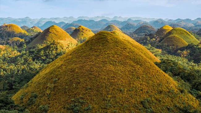 Đồi Chocolate, Philippines: Những ngọn đồi hình nón kỳ lạ này có chiều cao và hình dạng rất đều nhau. Chúng được tao ra do sự nhô cao của các trầm tích san hô và xói mòn nhiều năm trong nước mưa.
