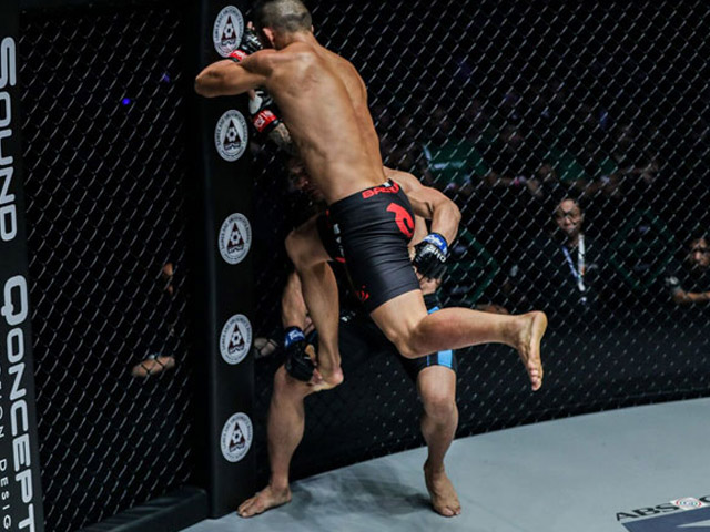 Thể thao - Đòn MMA choáng của Martin Nguyễn: Bay người “kết liễu” đối thủ